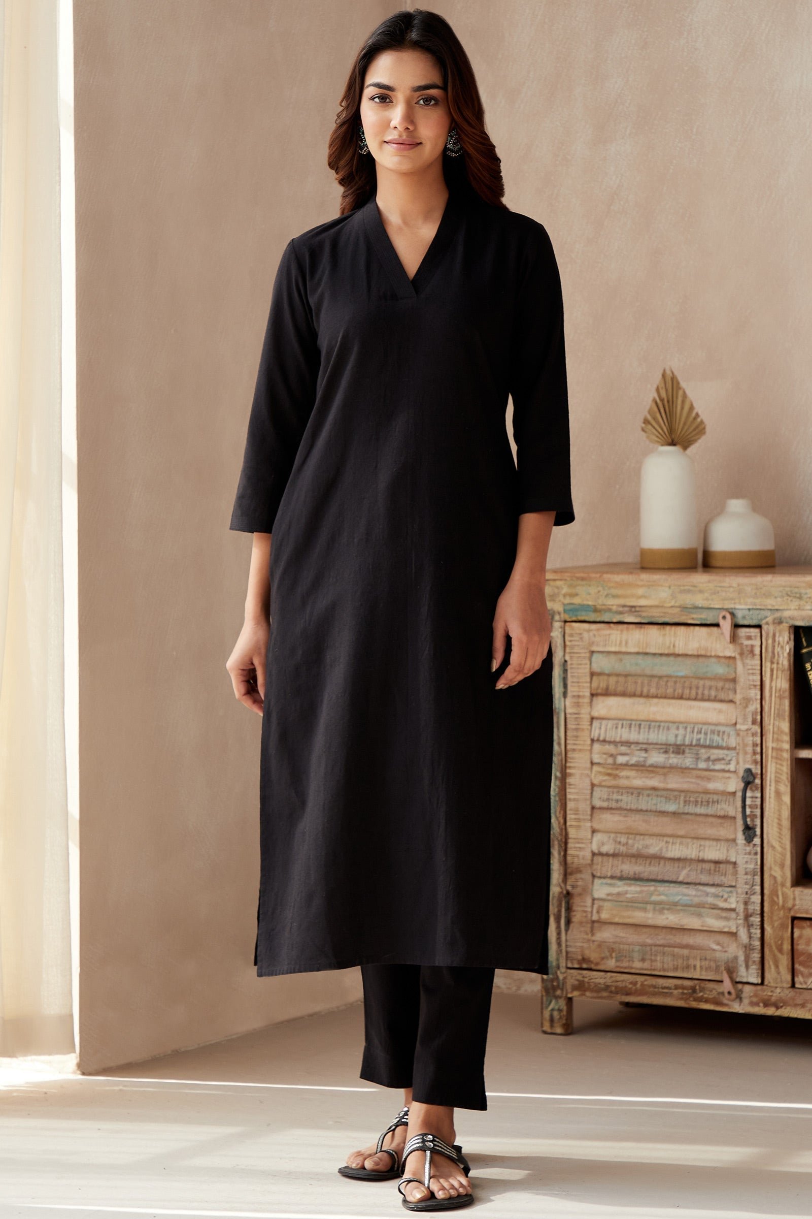 3_179_190.jpg Roza Seher Black Kurta - Image 1
